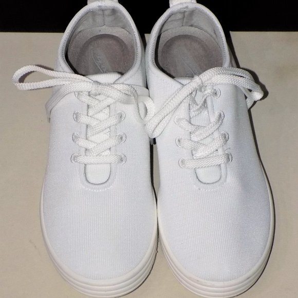 easy street Shoes - Women's Size 7.5 White Sneakers Shoes Soft Beige Lining